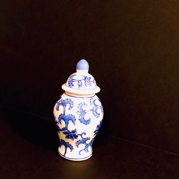 Miniature Chinoiserie Vase with Top - Picture 3 of 7